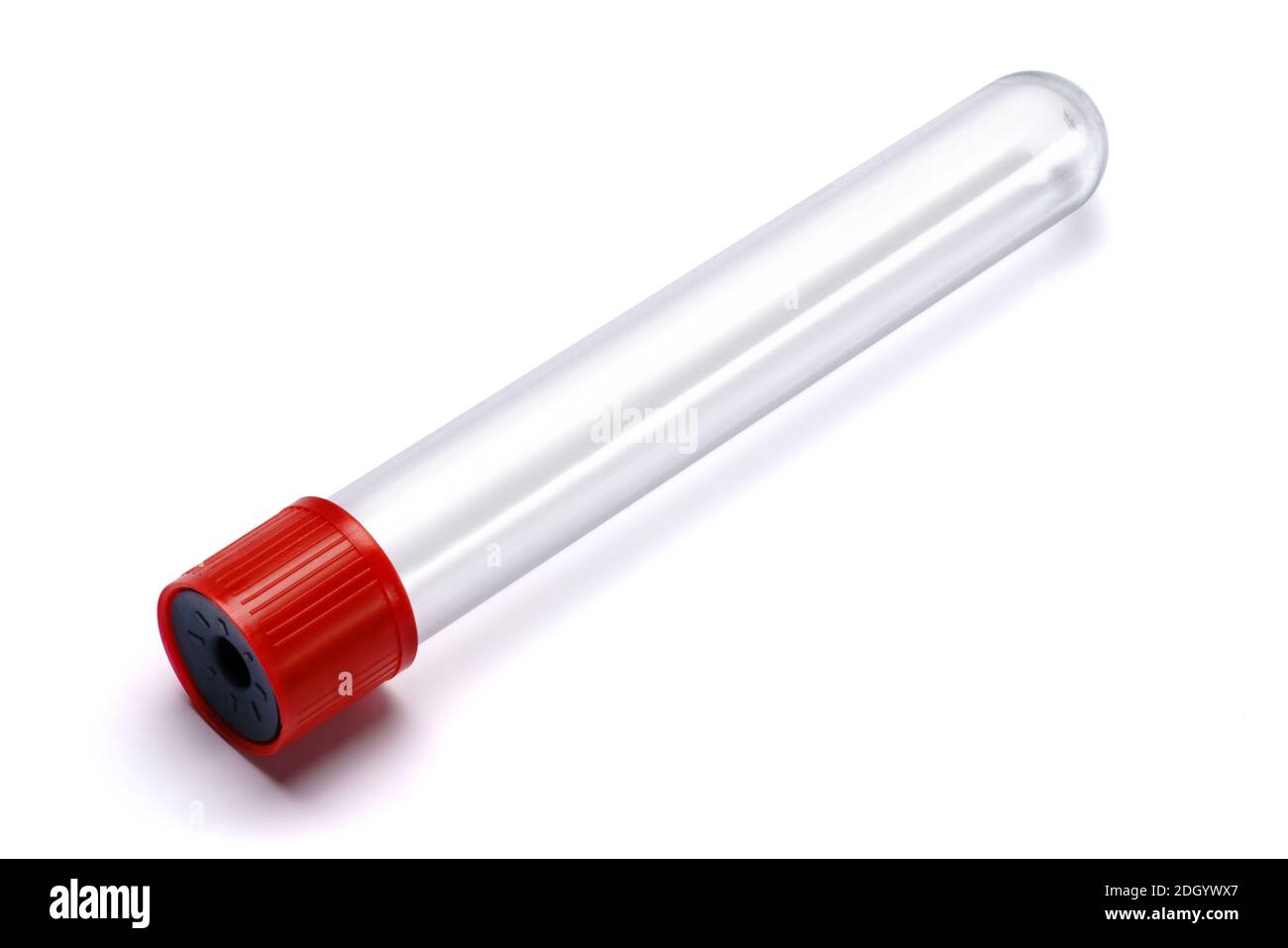 Reagenzglas mit rotem Stecker isoliert auf weißem Hintergrund Stockfoto