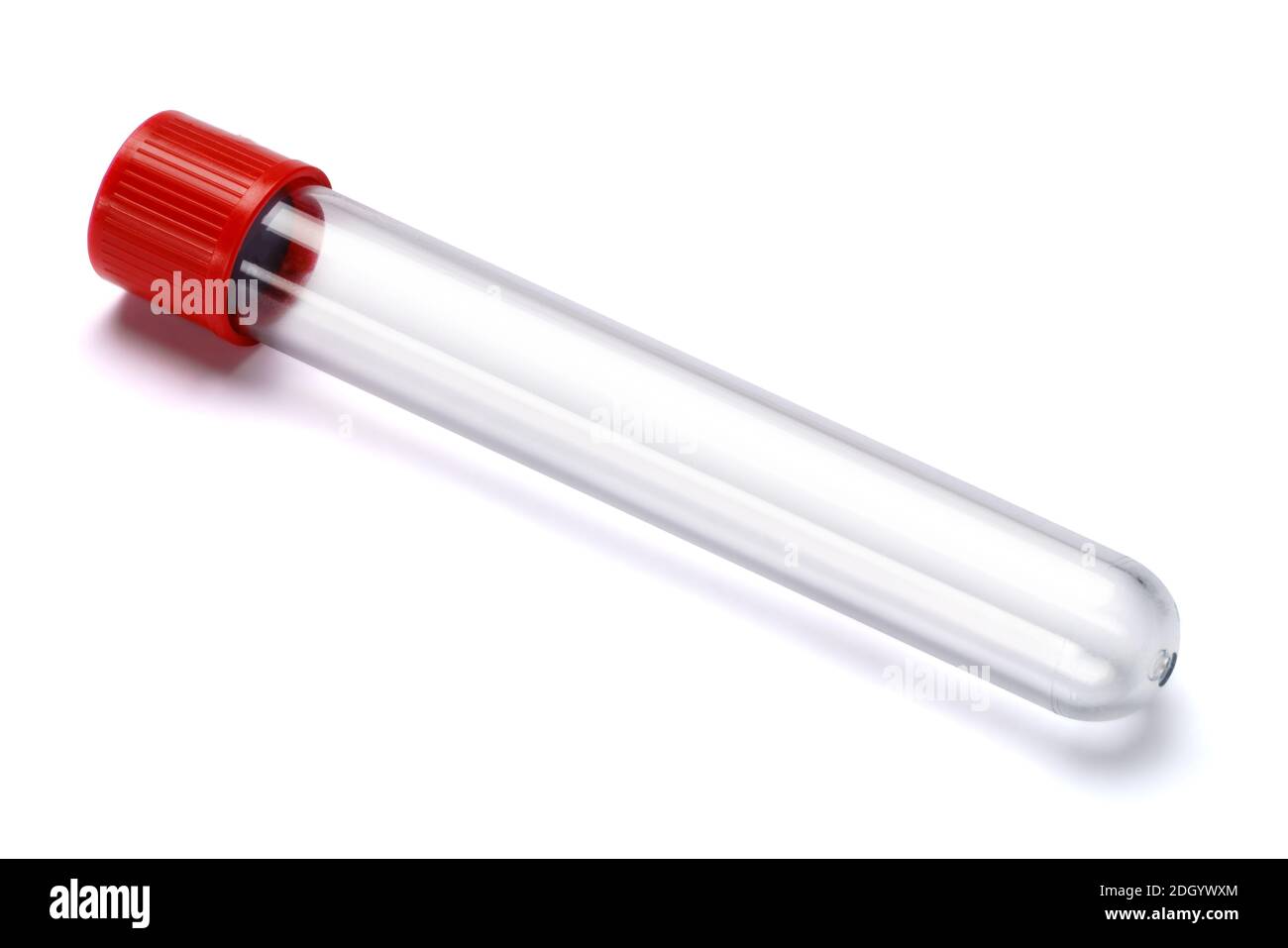 Reagenzglas mit rotem Stecker isoliert auf weißem Hintergrund Stockfoto