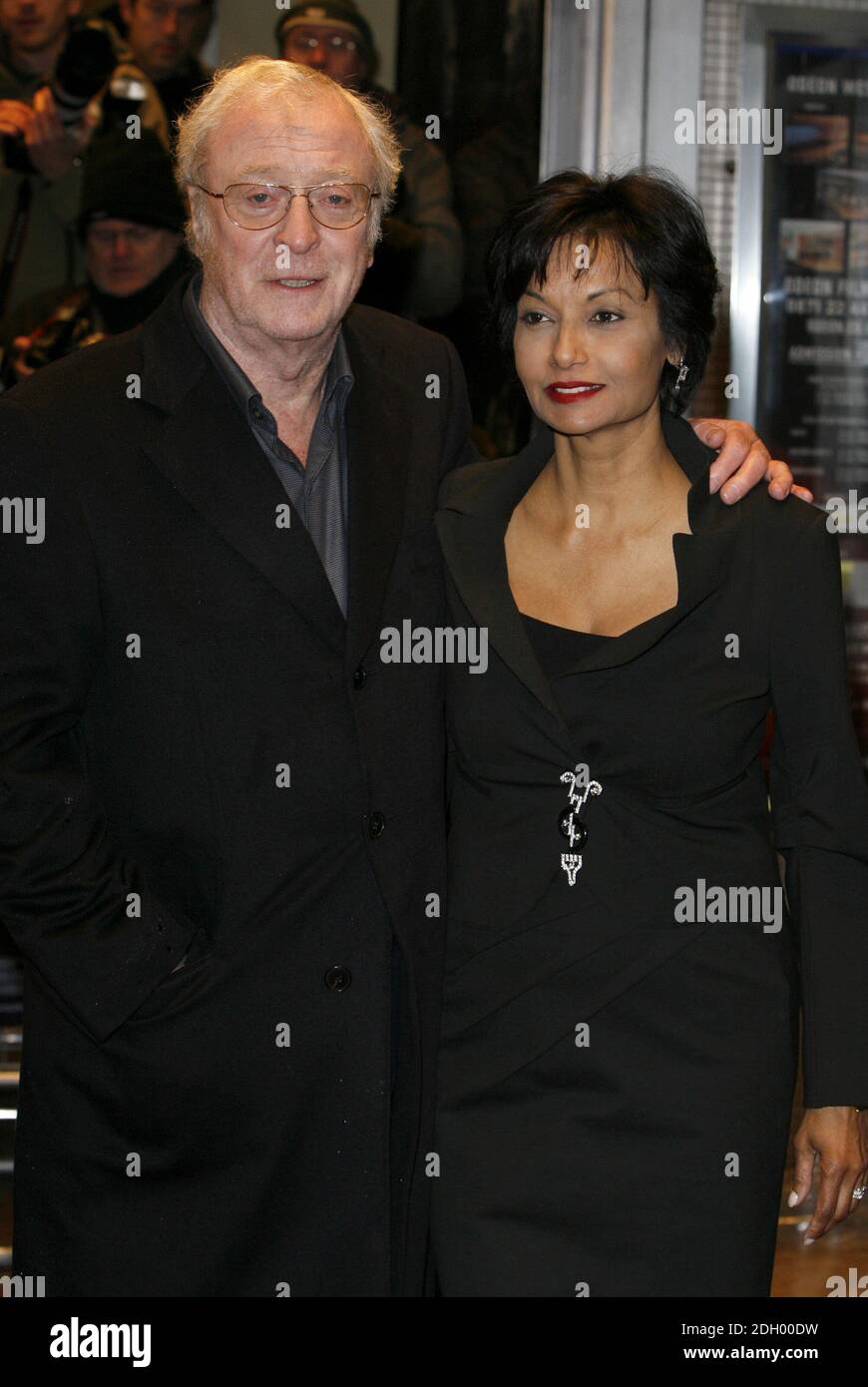 Sir Michael Caine und Frau Shakira Caine bei der Premiere von Sleuth, Odeon West End Cinema, Leicester Square, London. Stockfoto