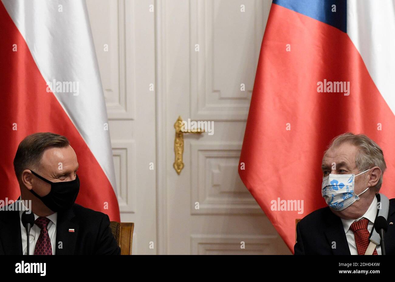 Prag, Tschechische Republik. Dezember 2020. Der tschechische und polnische Präsident Milos Zeman, rechts, und Andrzej Duda nehmen an einer Briefing Teil, die an Medienvertreter auf der Prager Burg V4 gerichtet ist, einschließlich Tschechiens, sollten sich bei der Unterstützung Polens, Ungarns im Streit mit der EG über den EU-Haushalt, einig sein, sagte Präsident Zeman und bejukelte das im Entstehen begriffene Abkommen. Kredit: Ondrej Deml/CTK Foto/Alamy Live Nachrichten Stockfoto