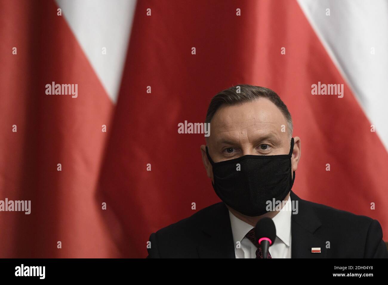 Prag, Tschechische Republik. Dezember 2020. Der polnische Präsident Andrzej Duda nimmt an einem Briefing Teil, das an Medienvertreter auf der Prager Burg V4 gerichtet ist, einschließlich Tschechiens, sollten sich bei der Unterstützung Polens, Ungarns im Streit mit der EG über den EU-Haushalt, einig sein, sagte Präsident Zeman und bejukelte das im Entstehen begriffene Abkommen. Kredit: Ondrej Deml/CTK Foto/Alamy Live Nachrichten Stockfoto