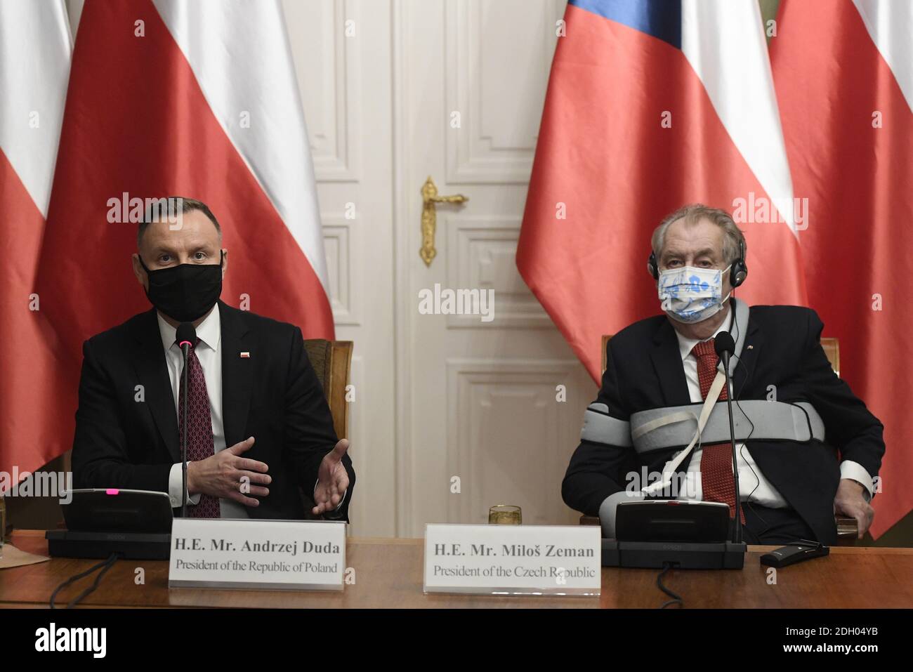 Prag, Tschechische Republik. Dezember 2020. Der tschechische und polnische Präsident Milos Zeman, rechts, und Andrzej Duda nehmen an einer Briefing Teil, die an Medienvertreter auf der Prager Burg V4 gerichtet ist, einschließlich Tschechiens, sollten sich bei der Unterstützung Polens, Ungarns im Streit mit der EG über den EU-Haushalt, einig sein, sagte Präsident Zeman und bejukelte das im Entstehen begriffene Abkommen. Kredit: Ondrej Deml/CTK Foto/Alamy Live Nachrichten Stockfoto