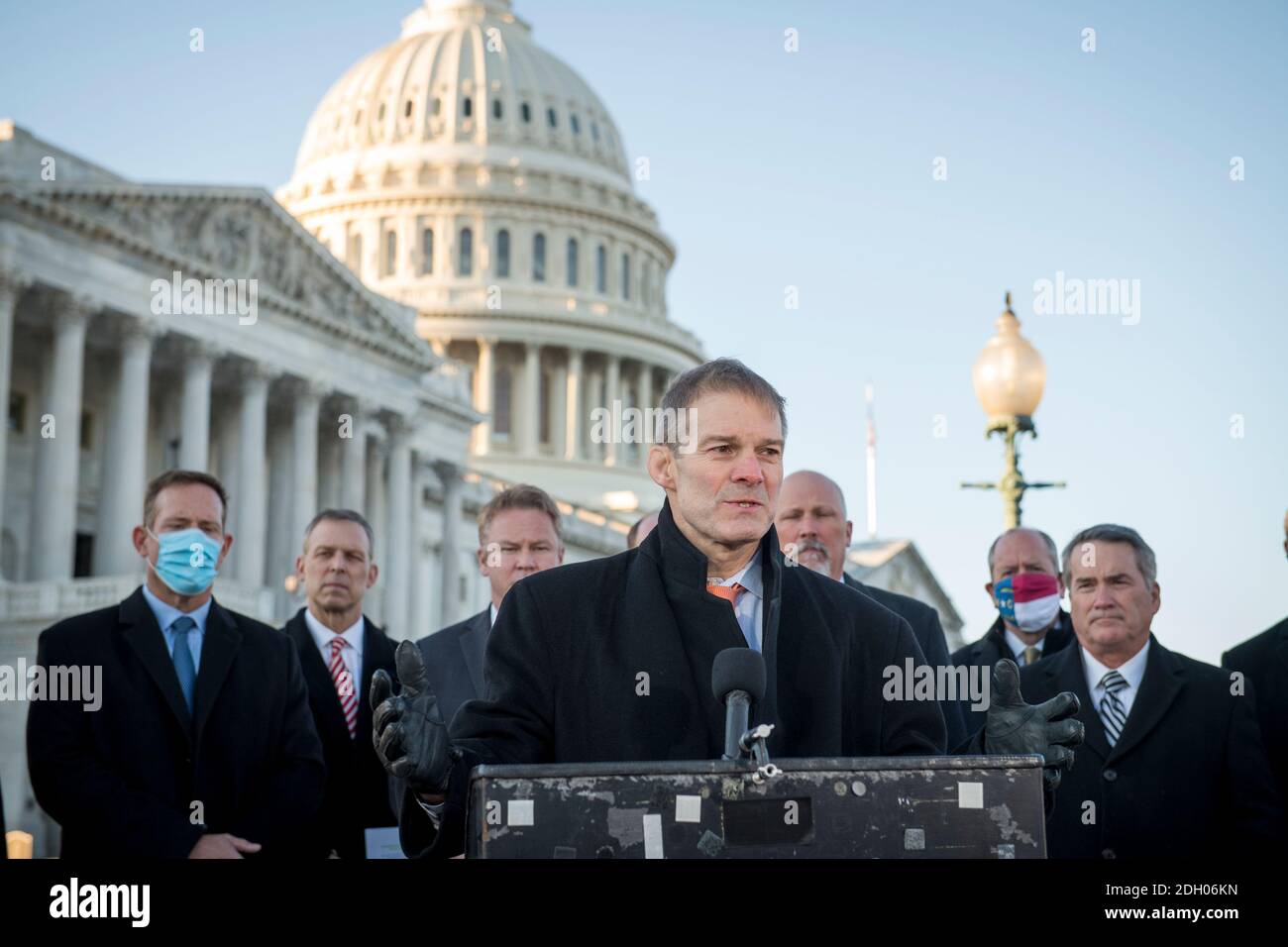 Der Vertreter der Vereinigten Staaten, Jim Jordan (Republikaner von Ohio), schließt sich den Mitgliedern des Freedom Caucus während einer Pressekonferenz über den National Defense Authorization Act und ihre legislative Strategie für den kommenden 117. Kongress am Dienstag, den 8. Dezember 2020, vor dem US-Kapitol in Washington, DC an. Kredit: Rod Lampey/CNP /MediaPunch Stockfoto