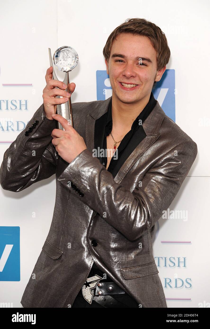 Coronation Streets Jack P Shepherd mit dem Villain of the Year Award bei den British Soap Awards 2008 im BBC Television Centre, Wood Lane, London, W12. DIE VERÖFFENTLICHUNG DIESES BILDES UND DER GEWINNER-ERGEBNISSE, IN WELCHEM MEDIUM AUCH IMMER, OB IN PRINT, RUNDFUNK ODER ONLINE, UNTERLIEGT BIS SONNTAG, 4. MAI 2008, 00:01 UHR GMT EINEM STRENGEN EMBARGO. Stockfoto