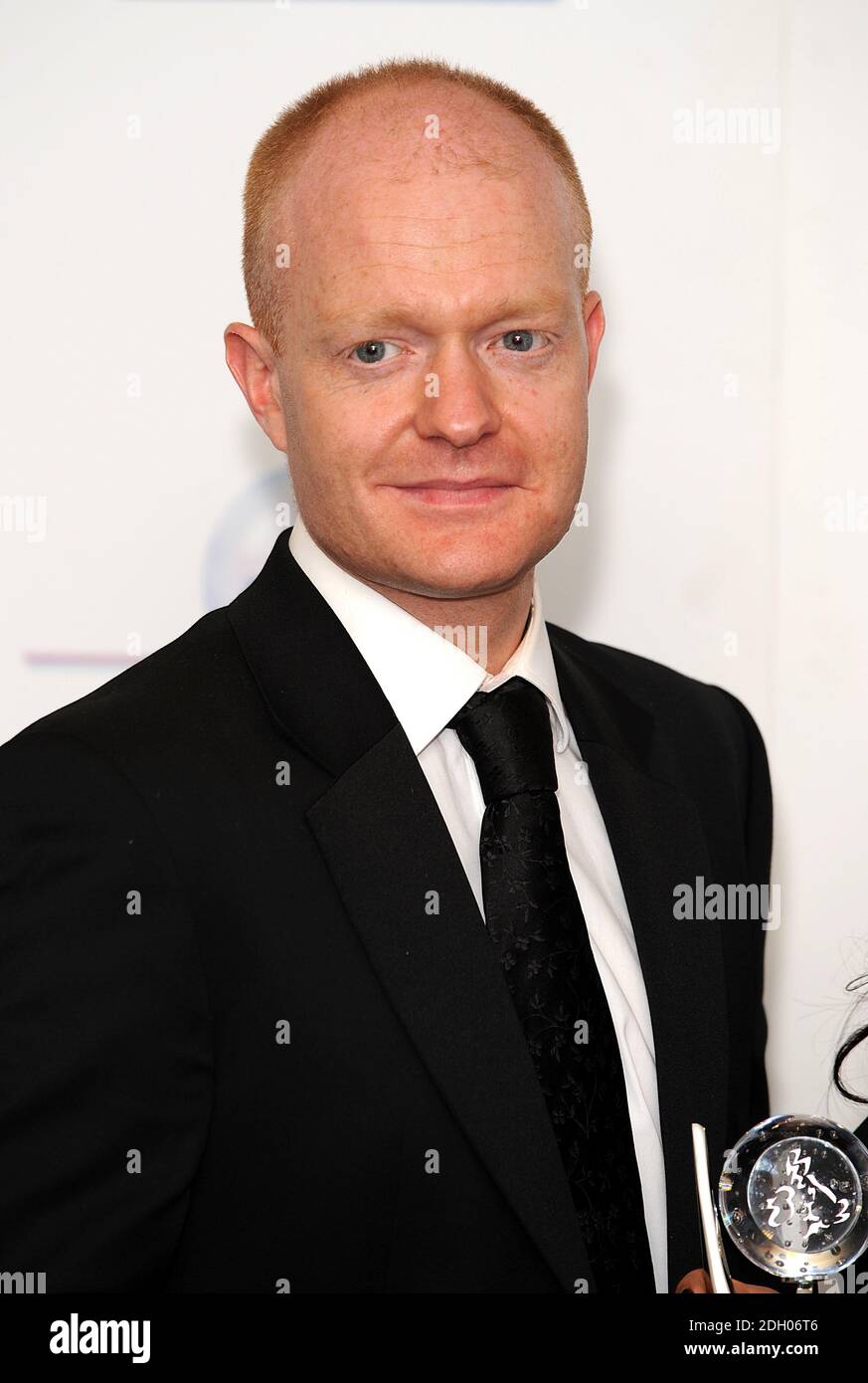 EastEnders' Jake Wood mit dem Best Storyline Award bei den British Soap Awards 2008 im BBC Television Center, Wood Lane, London, W12. DIE VERÖFFENTLICHUNG DIESES BILDES UND DER GEWINNER-ERGEBNISSE, IN WELCHEM MEDIUM AUCH IMMER, OB IN PRINT, RUNDFUNK ODER ONLINE, UNTERLIEGT BIS SONNTAG, 4. MAI 2008, 00:01 UHR GMT EINEM STRENGEN EMBARGO. Stockfoto