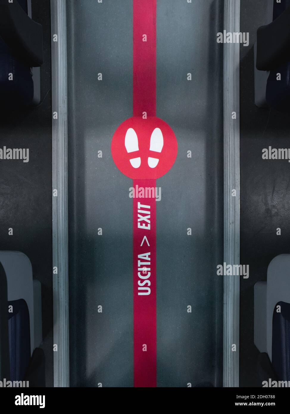 Rote Ausstiegsanzeige auf einem grauen Boden eines Zuges Coach aufgrund der covid-19 Sicherheitsmaßnahmen Stockfoto