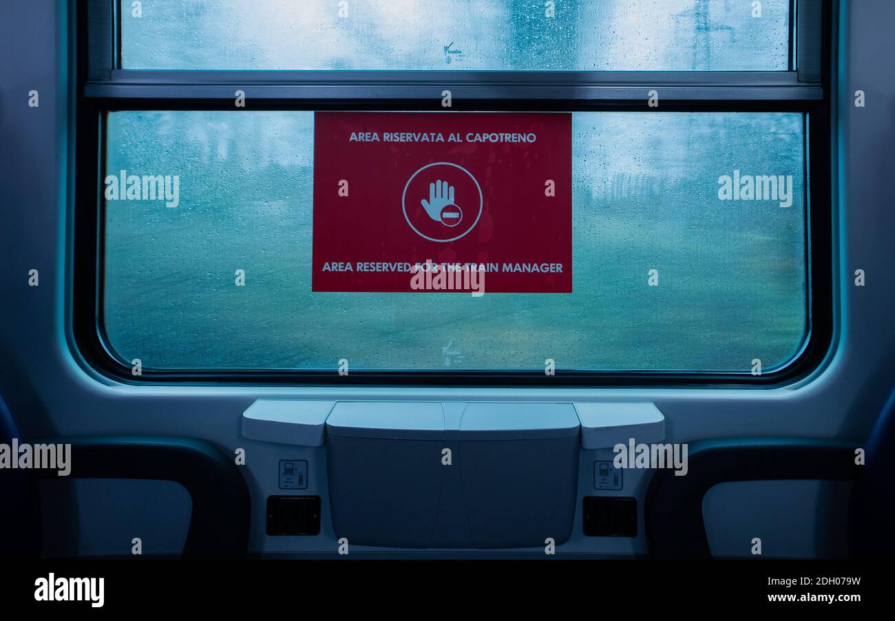 Ein Fenster eines Reisebusses mit einem roten Schild mit der Aufschrift 'Bereich reserviert für den Zugführer' wegen der covid-19 Sicherheitsmaßnahmen Stockfoto