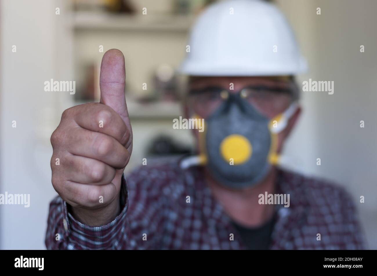 Positive Emotion, Arbeiter zeigt Daumen nach oben Stockfoto