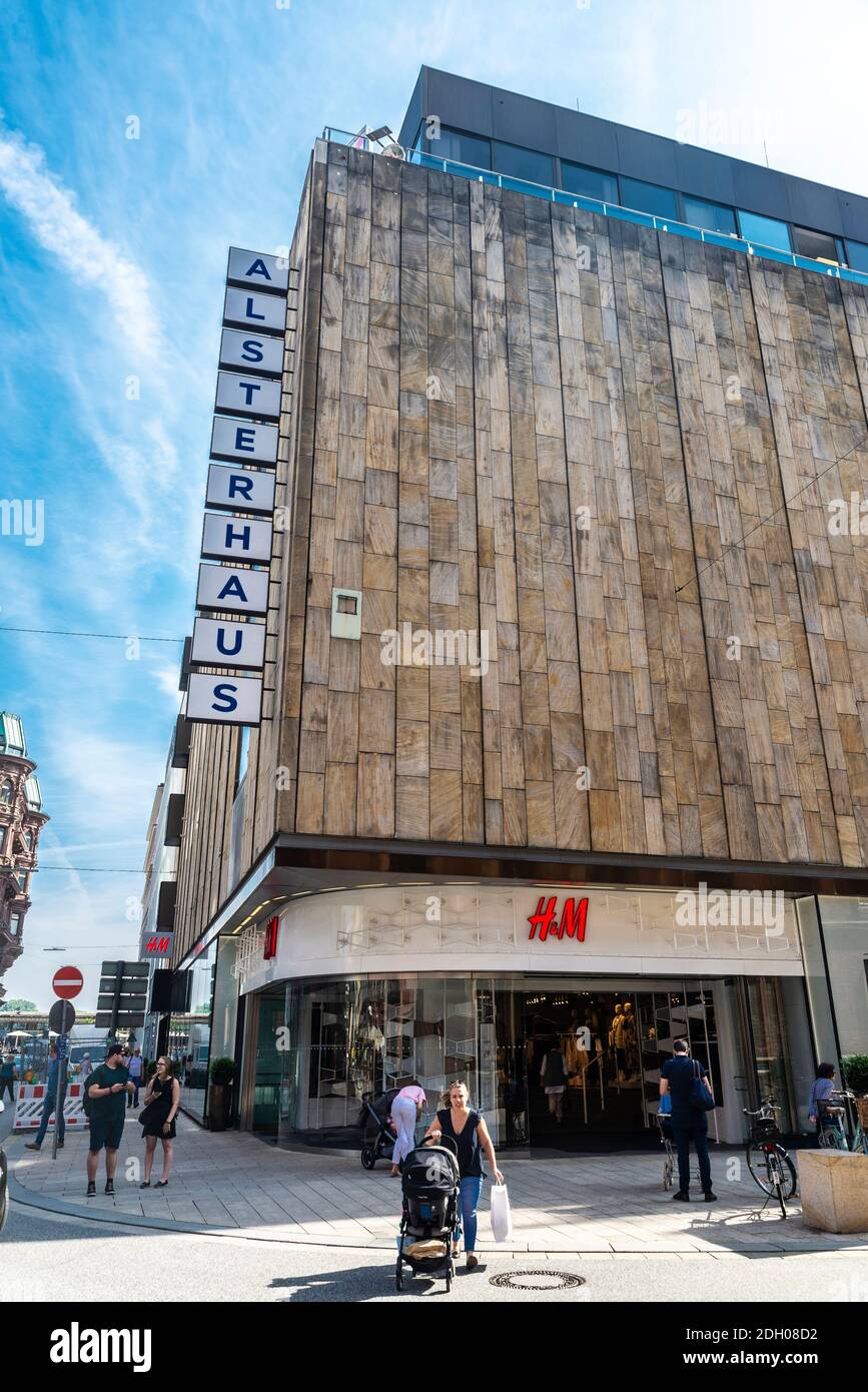 Hamburg, Deutschland - 23. August 2019: Fassade eines HM- oder H&M-Bekleidungshauses  mit Menschen in der Nähe in große Bleichen, Einkaufsstraße in Neustadt,  Hamburg, G Stockfotografie - Alamy