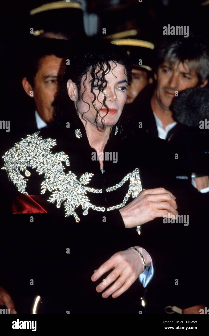 DER US-Popstar Michael Jackson kommt im Festival Palace an In Cannes, um an der Vorführung seiner 38-minütigen Musikvideo "Ghost" während der 50. Internationalen Filmfestspiele von Cannes Stockfoto
