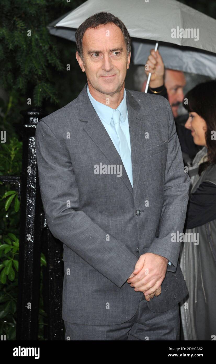 Angus Deayton kommt bei Sir David Frosts Summer Garden Party am Carlyle Square im Westen Londons an. Stockfoto