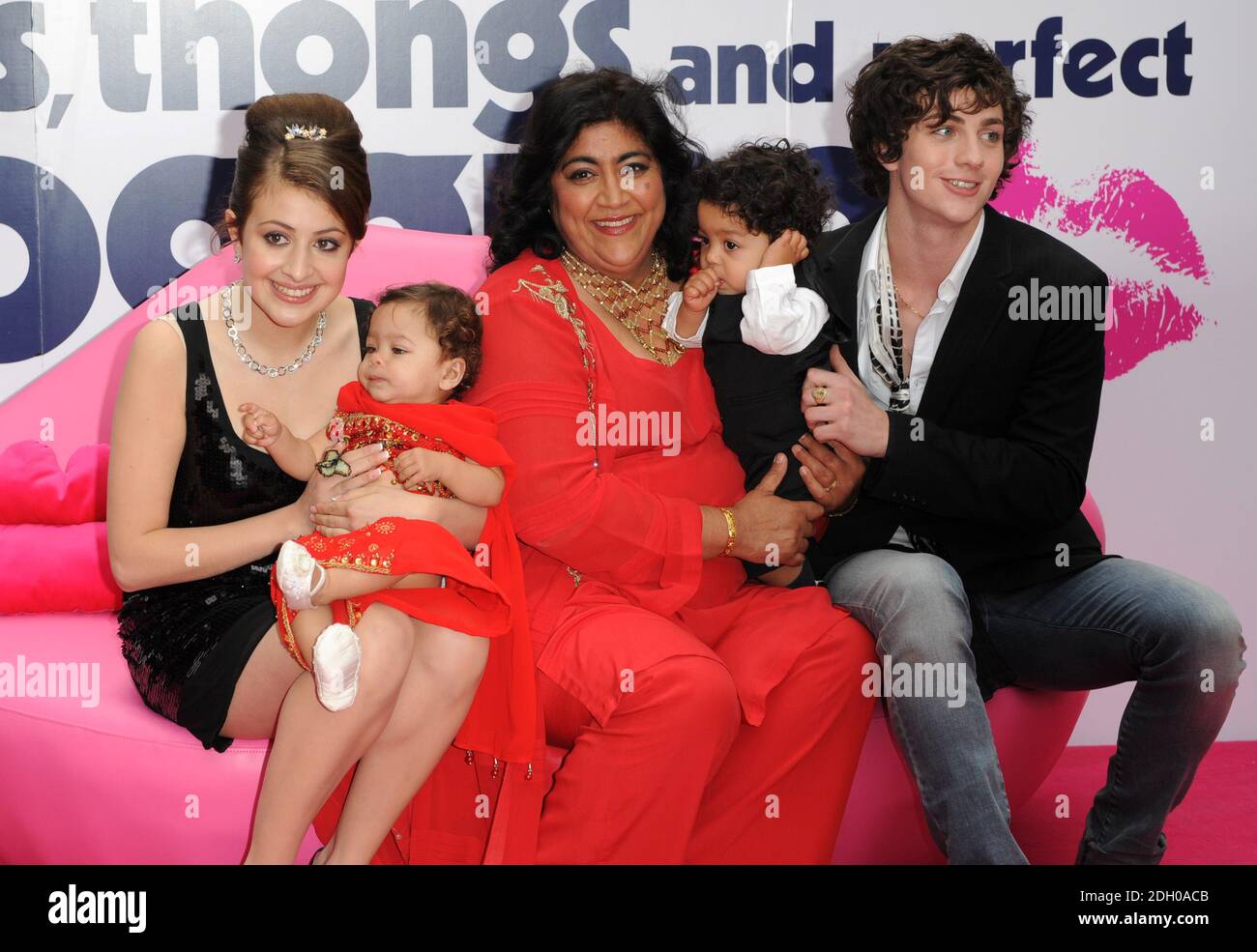 Georgia Groome, Gurinder Chadha, Aaron Taylor-Johnson und Zwillinge, die auf der britischen Premiere von Angus, Thongs und Perfect Snogging ankommen. Im Empire Cinema, Leicester Square. Stockfoto