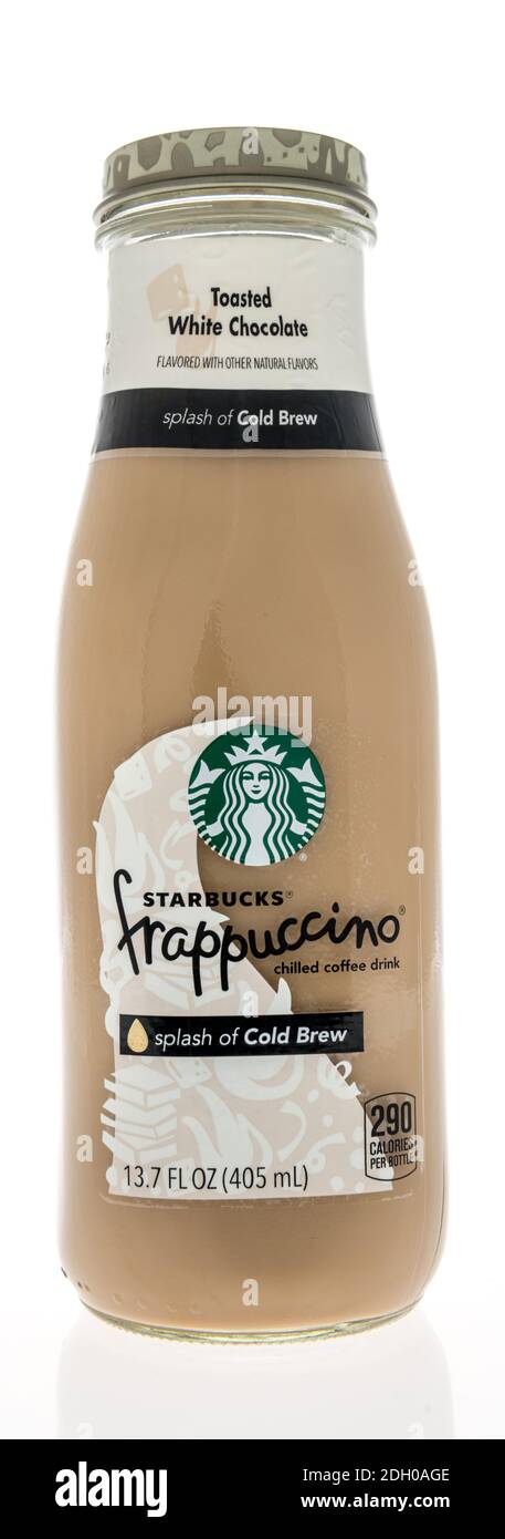 Winneconne, WI – 6. Dezember 2020: Eine Flasche Starbucks frappuccino-Kaffeegetränk in gerösteter weißer Schokolade auf einem isolierten Hintergrund. Stockfoto