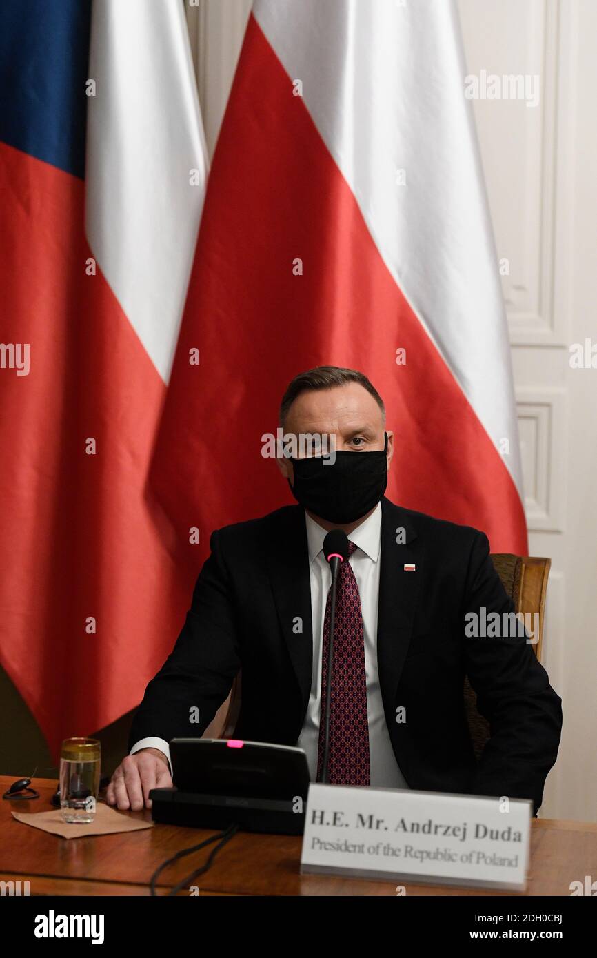 Prag, Tschechische Republik. Dezember 2020. Der polnische Präsident Andrzej Duda nimmt an einem Briefing Teil, das an Medienvertreter auf der Prager Burg V4 gerichtet ist, einschließlich Tschechiens, sollten sich bei der Unterstützung Polens, Ungarns im Streit mit der EG über den EU-Haushalt, einig sein, sagte Präsident Zeman und bejukelte das im Entstehen begriffene Abkommen. Kredit: Ondrej Deml/CTK Foto/Alamy Live Nachrichten Stockfoto