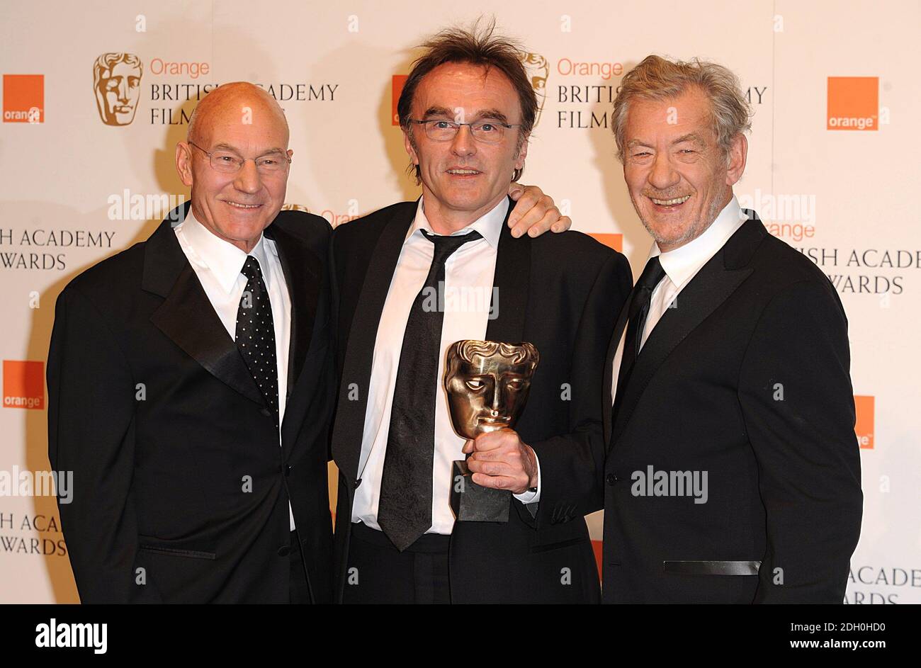 Patrick Stewart (links), Ian McKellen (rechts) mit Danny Boyle (Mitte) der Gewinner des Best Director Award wurde für Slumdog Millionaire bei den British Academy Film Awards 2009 im Royal Opera House in Covent Garden, im Zentrum von London, verliehen. DIE VERWENDUNG DIESES BILDES IST BIS SONNTAG, 8. FEBRUAR, 21:30 UHR GMT STRENG GESPERRT. Stockfoto