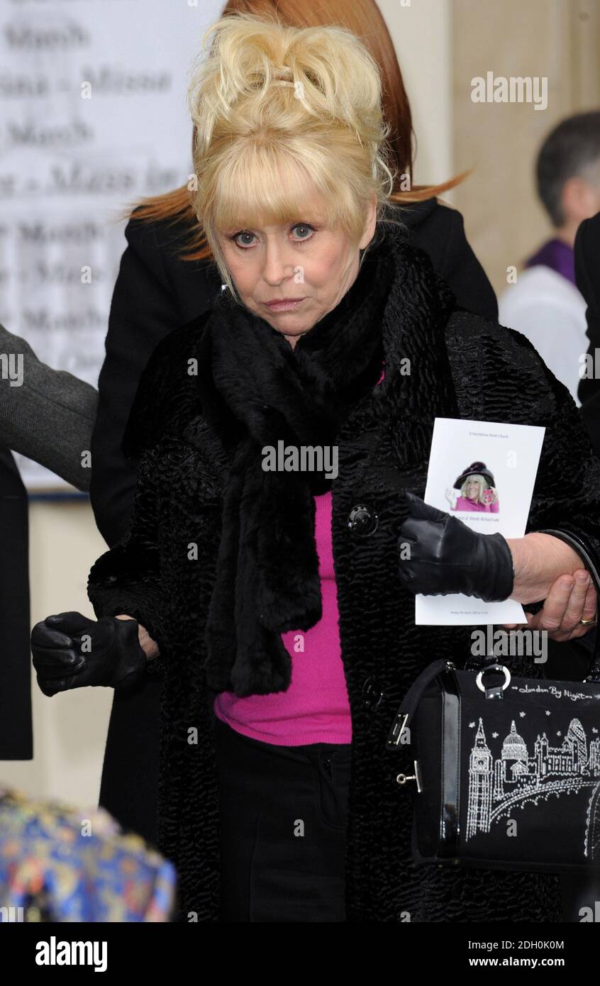 Barbara Windsor nimmt an der Beerdigung von Wendy Richard in der St Marylebone Parish Church, Marylebone Road im Zentrum von London Teil. Stockfoto