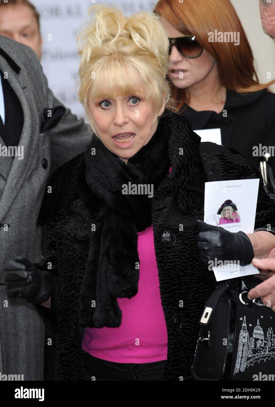 Barbara Windsor nimmt an der Beerdigung von Wendy Richard in der St Marylebone Parish Church, Marylebone Road im Zentrum von London Teil. Stockfoto