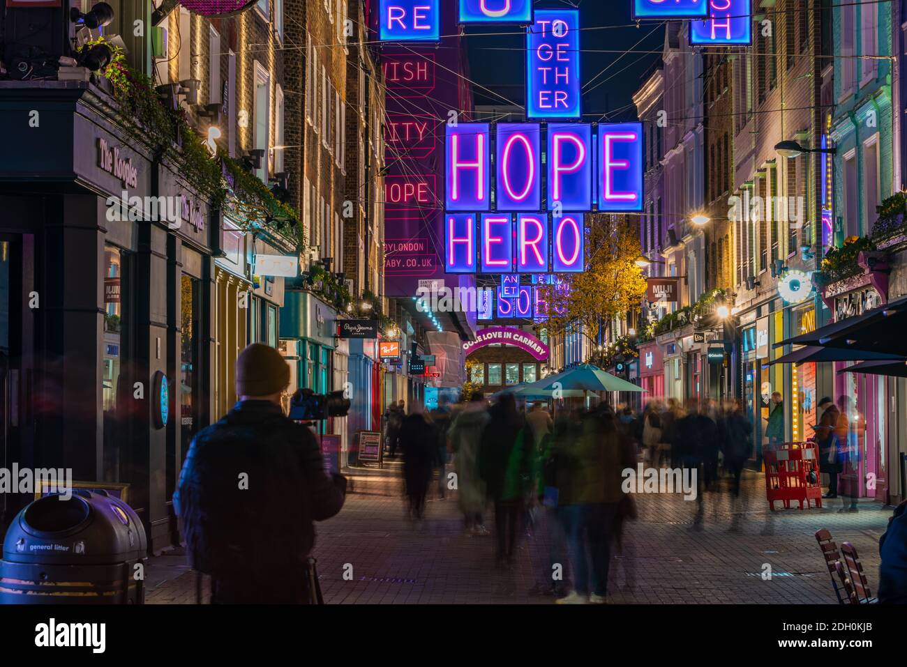 LONDON, UK - 08. DEZEMBER 2020 - Dieses Jahr Carnaby Street Christmas Decorations, erstellt in Zusammenarbeit mit der Choose Love Charity, tragen eine Messa Stockfoto