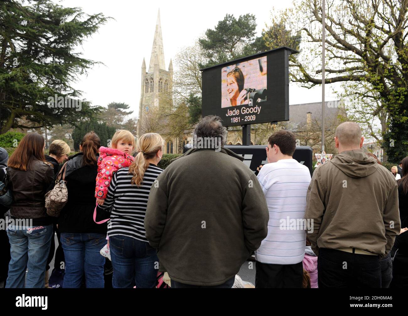 Gute Gratulanten erwarten Jade Goodys Cortege vor ihrem Begräbnis in der Nähe der St. John's Baptist Church in Buckhurst Hill, Essex Stockfoto