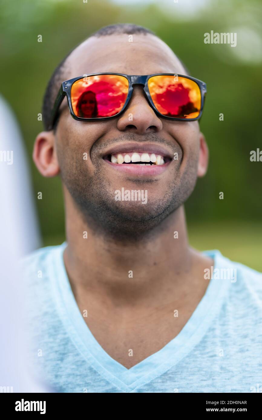 Ein afroamerikanischer Motorradfahrer genießt EIN Summers Day Riding Sein Fahrrad Stockfoto