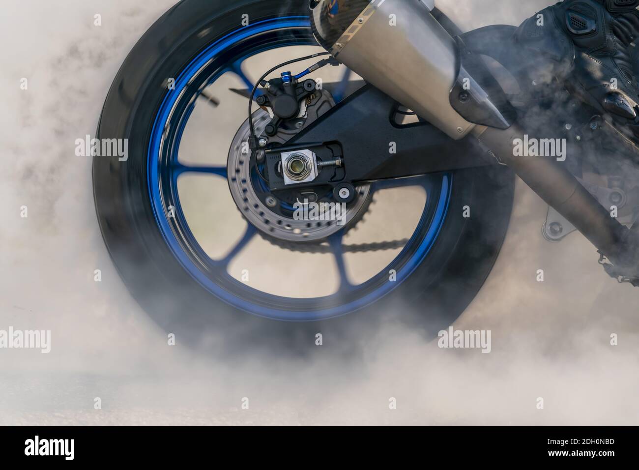 Ein afroamerikanischer Motorradfahrer genießt EIN Summers Day Riding Sein Fahrrad Stockfoto