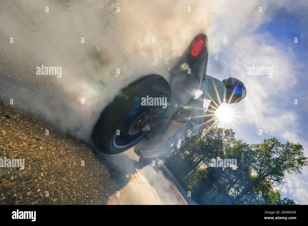 Ein afroamerikanischer Motorradfahrer genießt EIN Summers Day Riding Sein Fahrrad Stockfoto