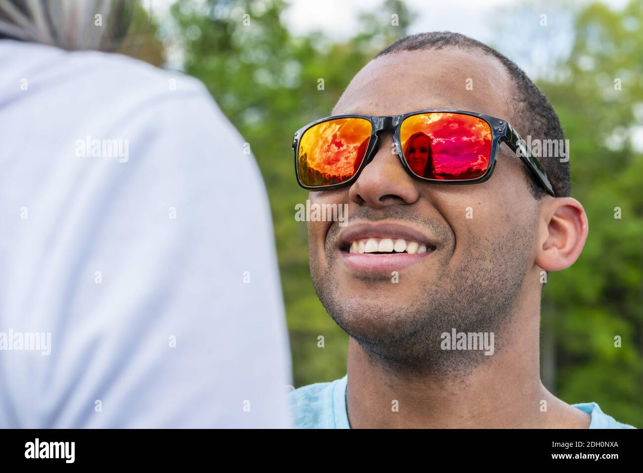 Ein afroamerikanischer Motorradfahrer genießt EIN Summers Day Riding Sein Fahrrad Stockfoto