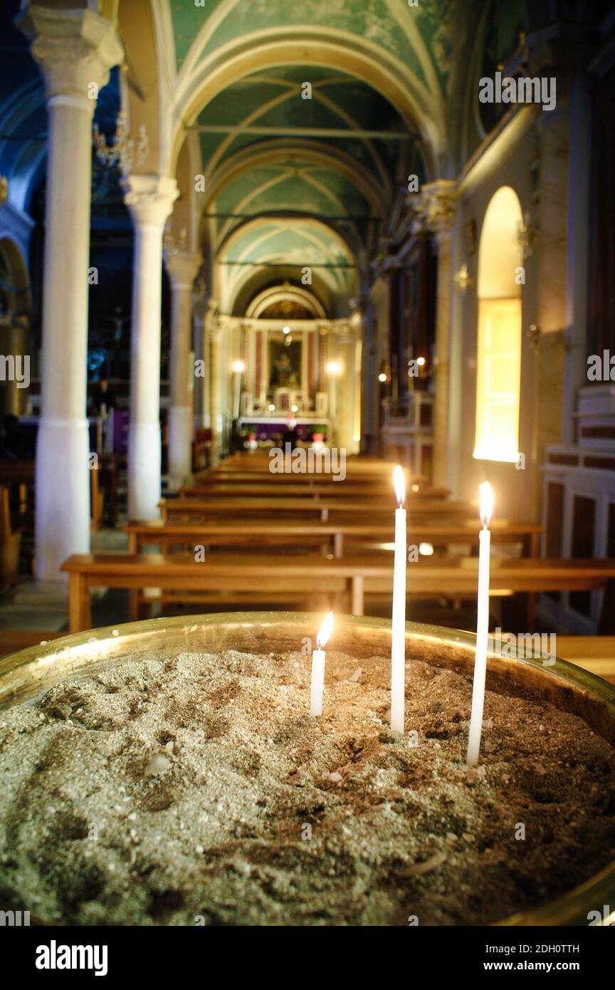 Griechenland, Syros Insel, Ano Syros Stadt, Kerzen im Inneren der St. George katholischen Kirche, April 10 2006. Stockfoto