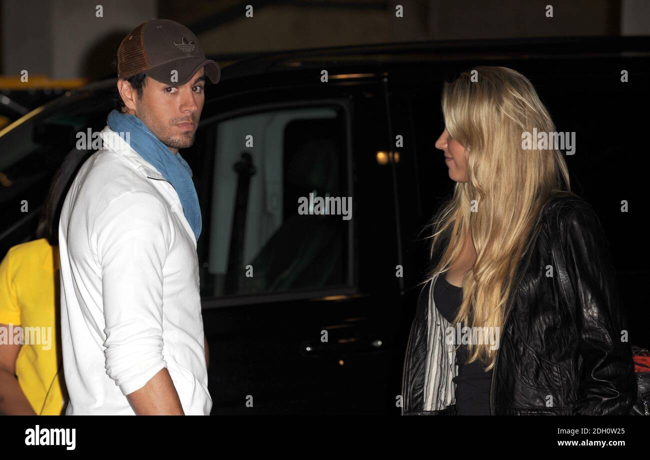 Enrique Iglesias und Anna Kournikova beim Capital 95.8 Summertime Ball mit Barclaycard im Emirates Stadium, London. Stockfoto