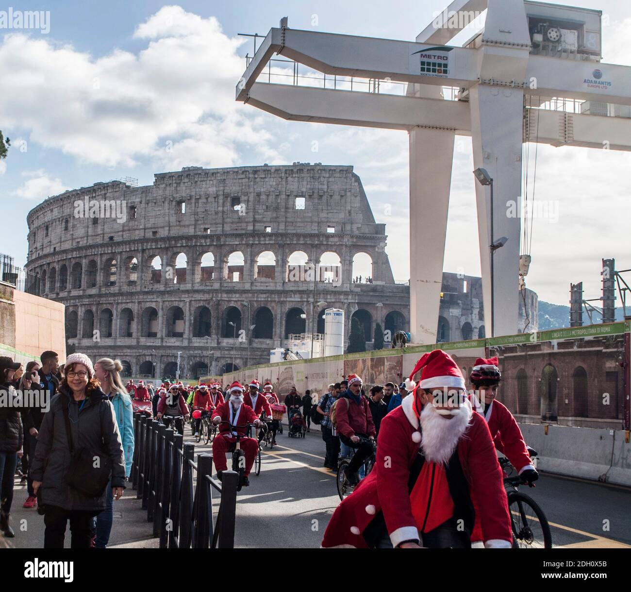 Das Römische Kolosseum Santacon Bike Parade Stockfoto