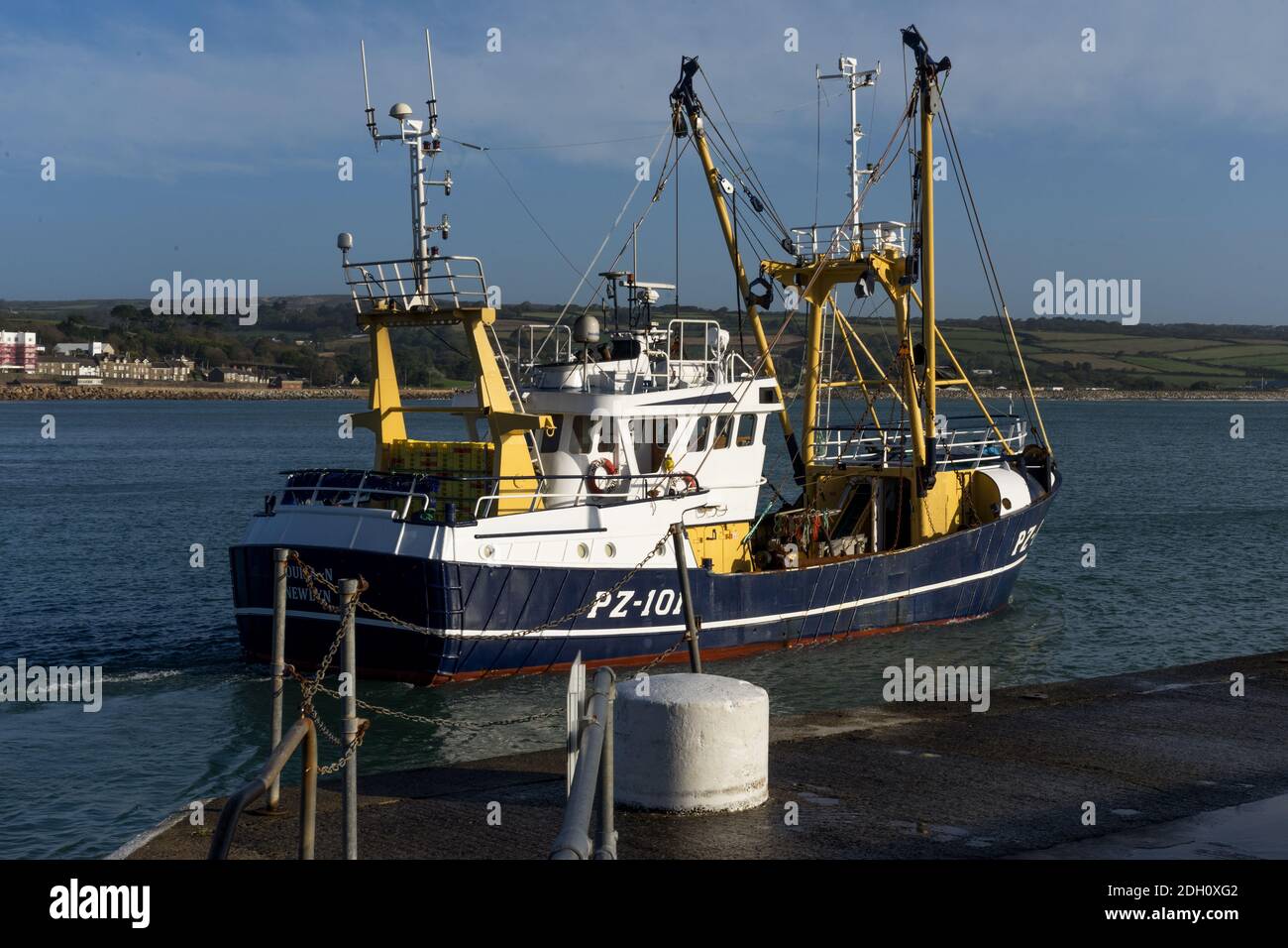 Fischerboot verlässt Newlyn Hafen Penzance Cornwall UK Stockfoto