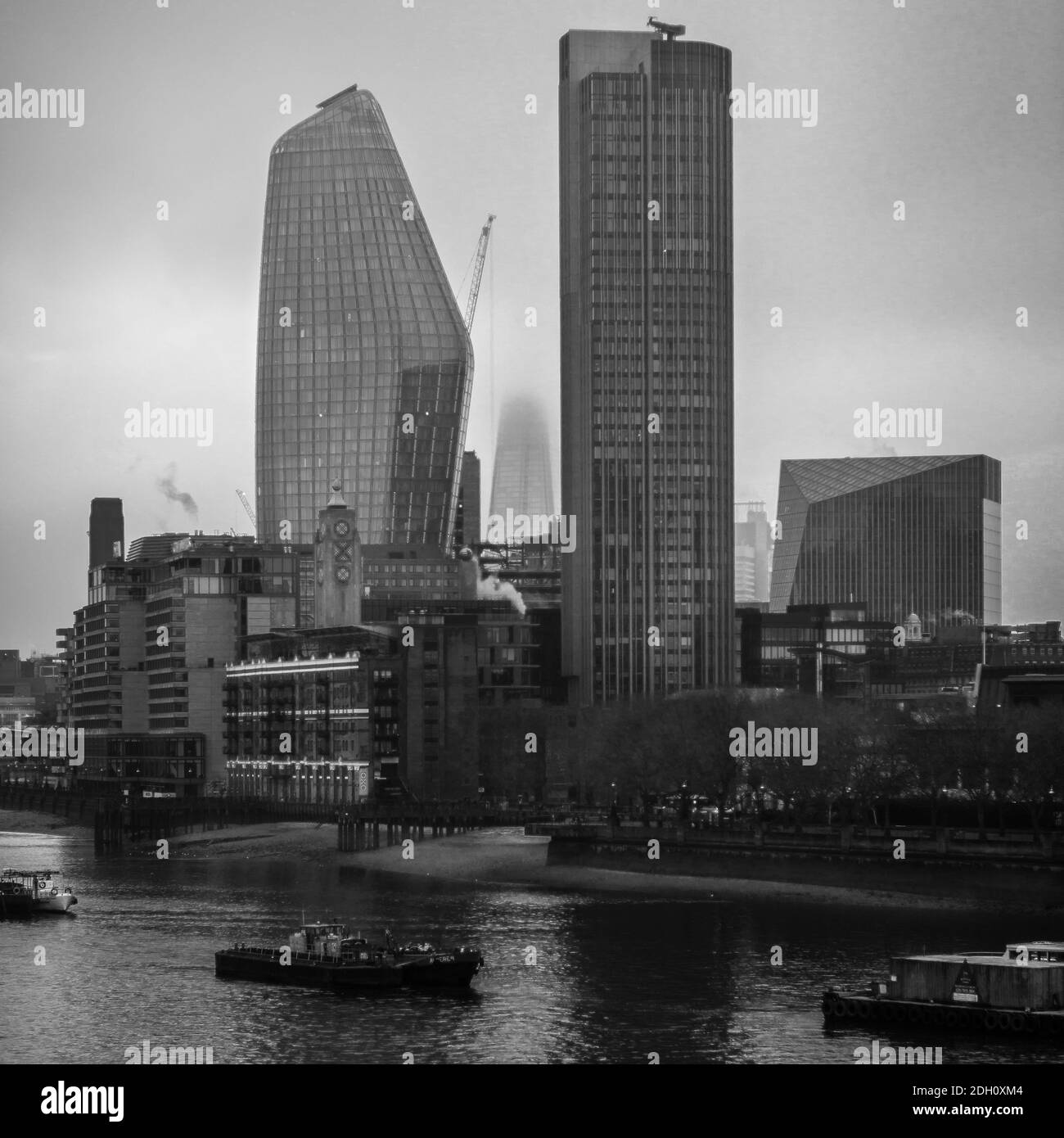 Das Shard-Gebäude ist nur teilweise sichtbar, da der Nebel London umhüllt. Stockfoto