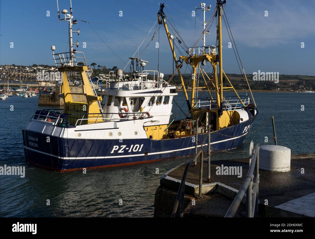 Fischerboot verlässt Newlyn Hafen Penzance Cornwall UK Stockfoto