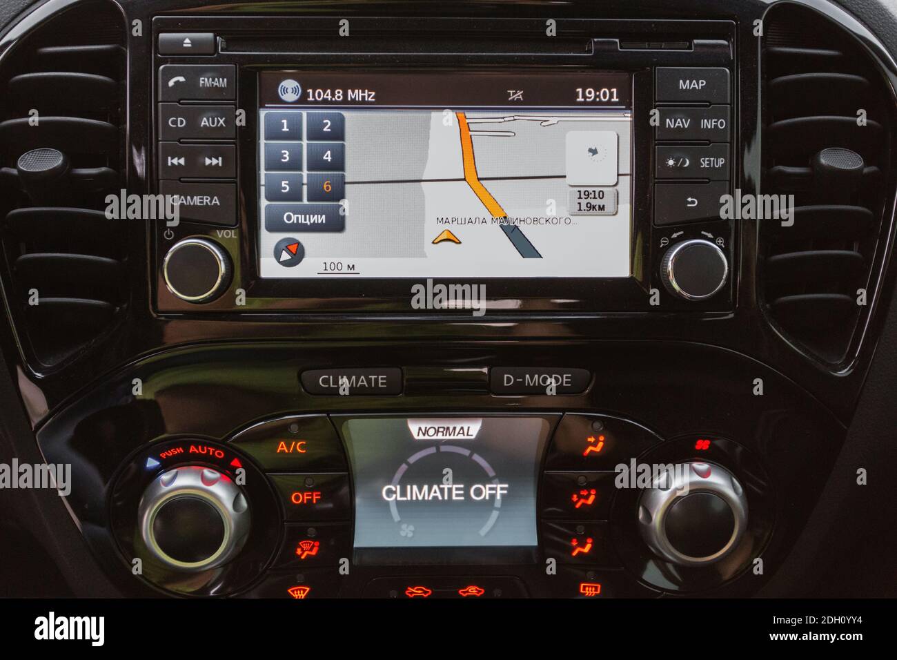 Panel eines modernen Autos. Multimedia-System. Stockfoto