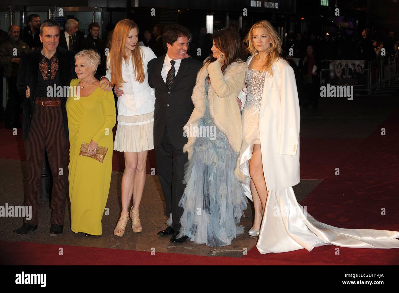 (Von links nach rechts) Daniel Day Lewis, Dame Judi Dench, Nicole Kidman, Rob Marshall, Penelope Cruz und Kate Hudson kommen zur Weltpremiere von Nine am Odeon Leicester Square in London. Stockfoto