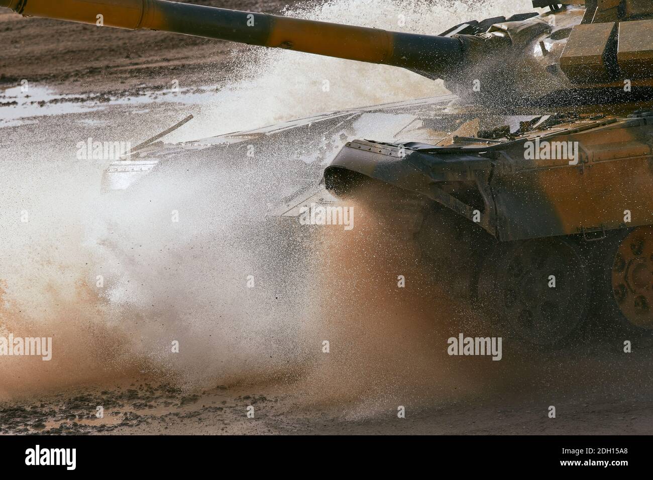 Off-Road Schlamm Trennung unter den Spuren eines serbischen Panzers während des Wettbewerbs.am Tag der Eröffnung der Internationalen Armeespiele "ARMEE-2020", Panzerbesatzungen fand auf den glorreichen sowjetischen T-34 Panzer, die besten Panzer des Zweiten Weltkriegs. Im Jahr 2020 nahmen die Militärabteilungen von 19 Staaten, darunter Weißrussland, Kasachstan, China und Russland, am Wettbewerb Tank Biathlon Teil, dessen Teams mehrere Gewinner und Preisträger des Wettbewerbs waren. Stockfoto