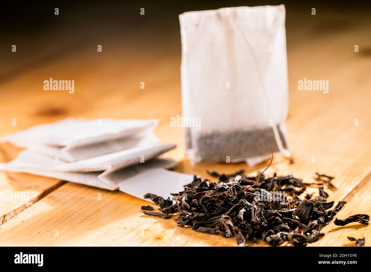 Teebeutel auf Holzhintergrund. Stockfoto