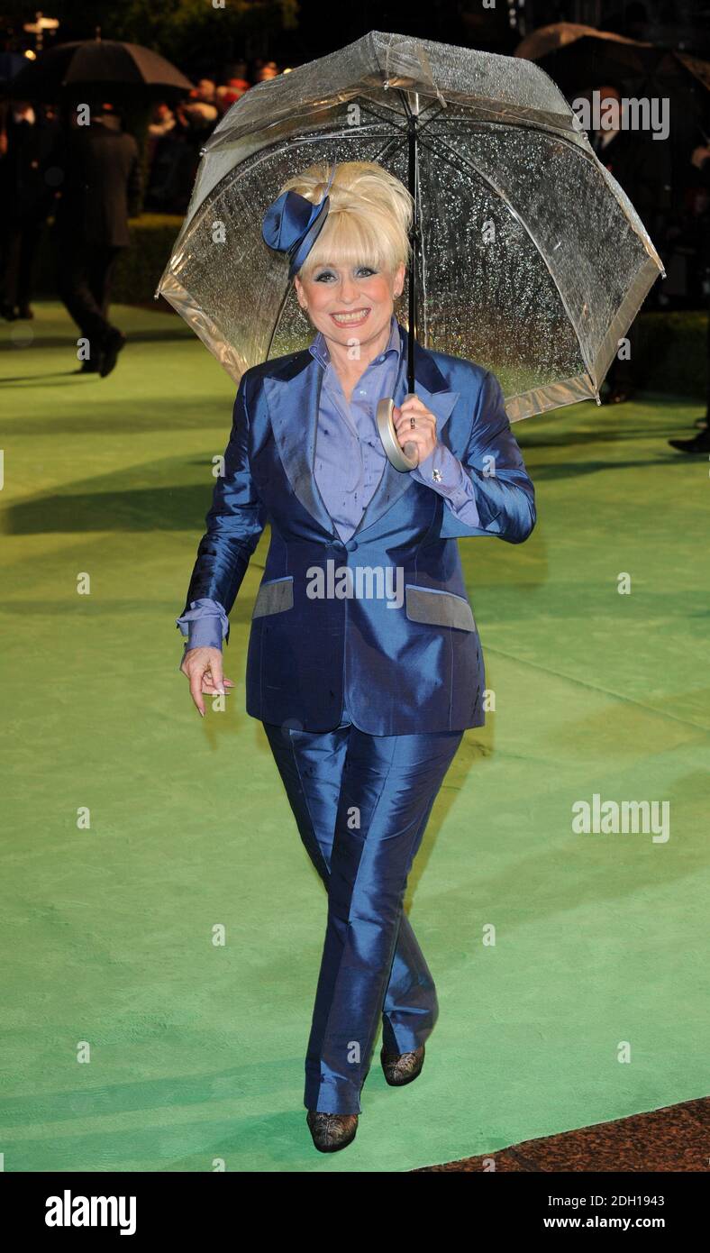 Barbara Windsor bei der Weltpremiere von Alice in Wonderland, Odeon Cinema, Leicester Square, London. Stockfoto