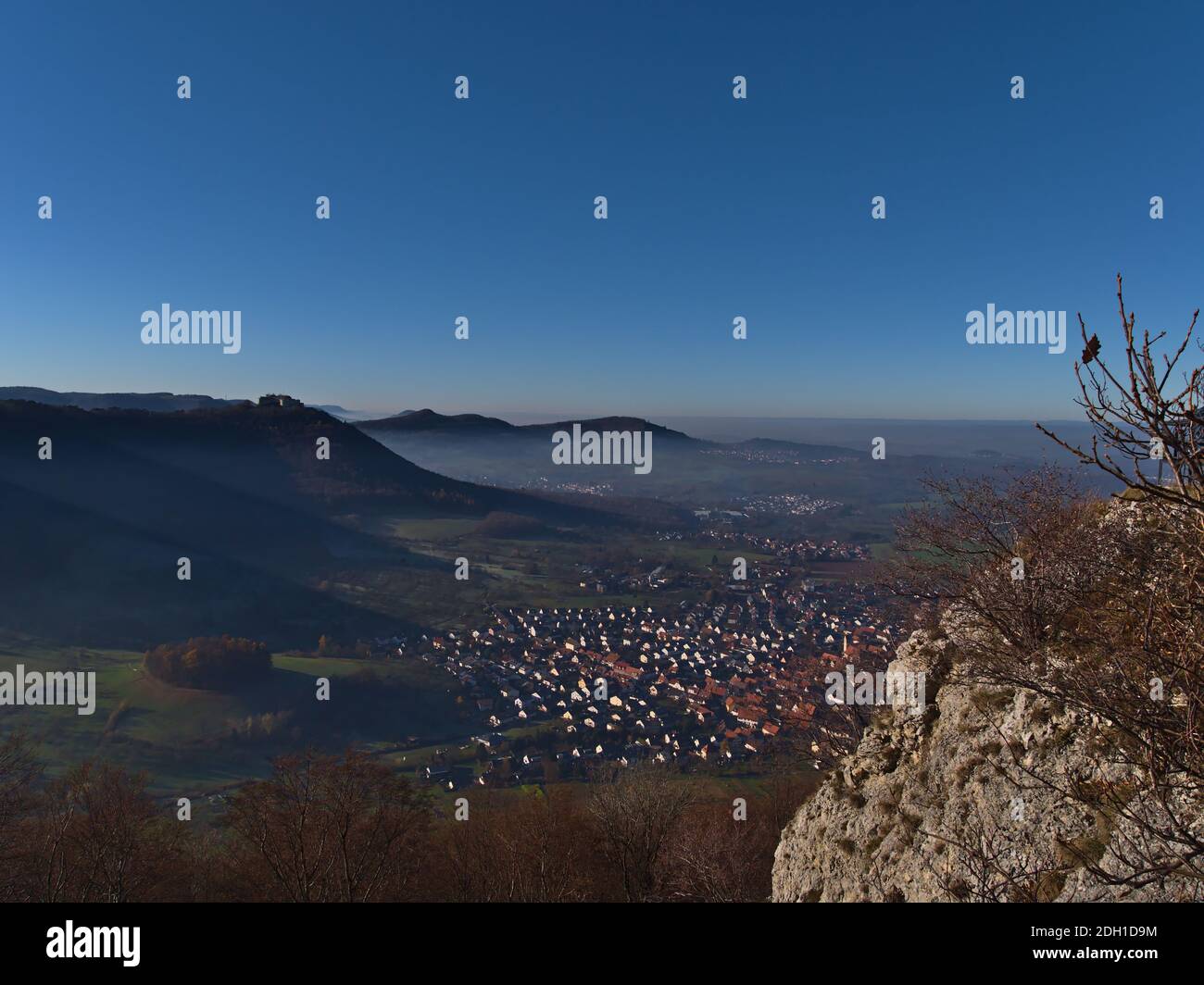 Schöner Panoramablick auf die Ausläufer der Schwäbischen Alb, Deutschland mit historischer Burg Hohennauffen und Dorf Beuren. Stockfoto