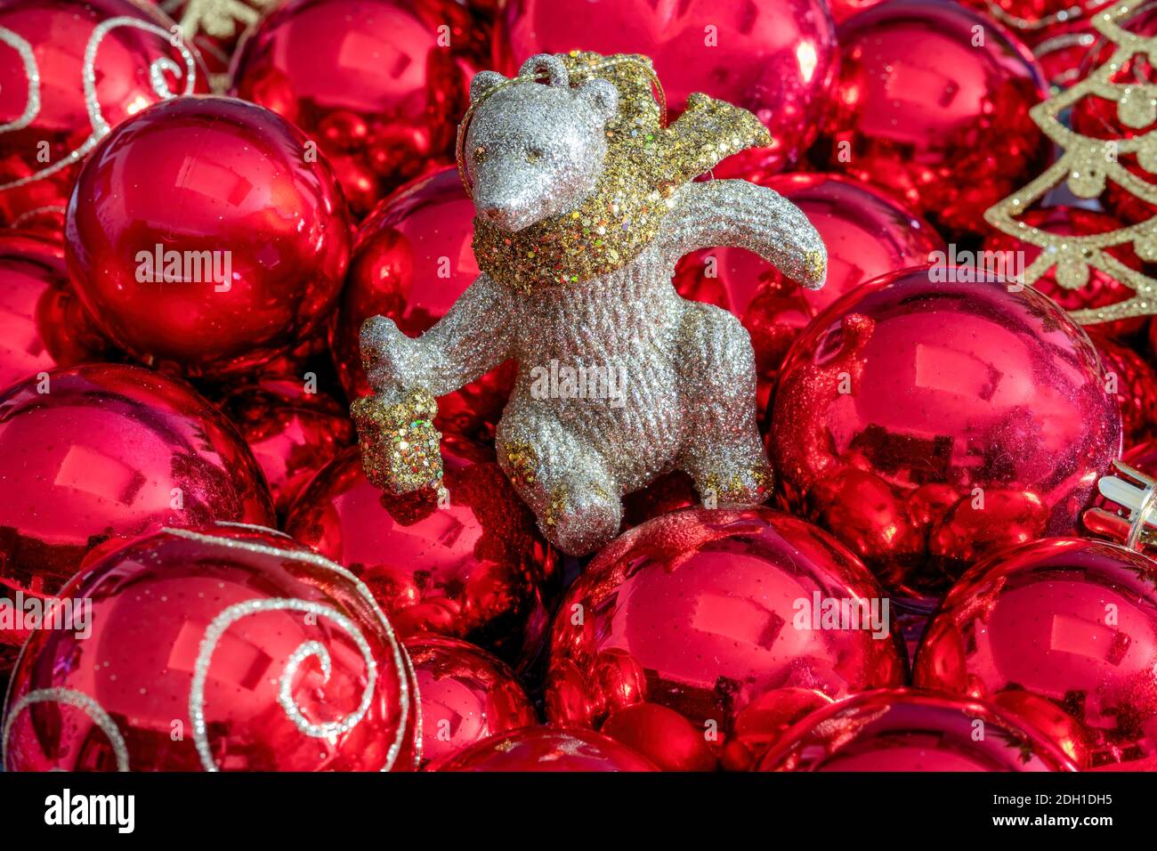 Set Weihnachtsdekoration mit roten Kugeln und silbernem Glitzer Bär Stockfoto
