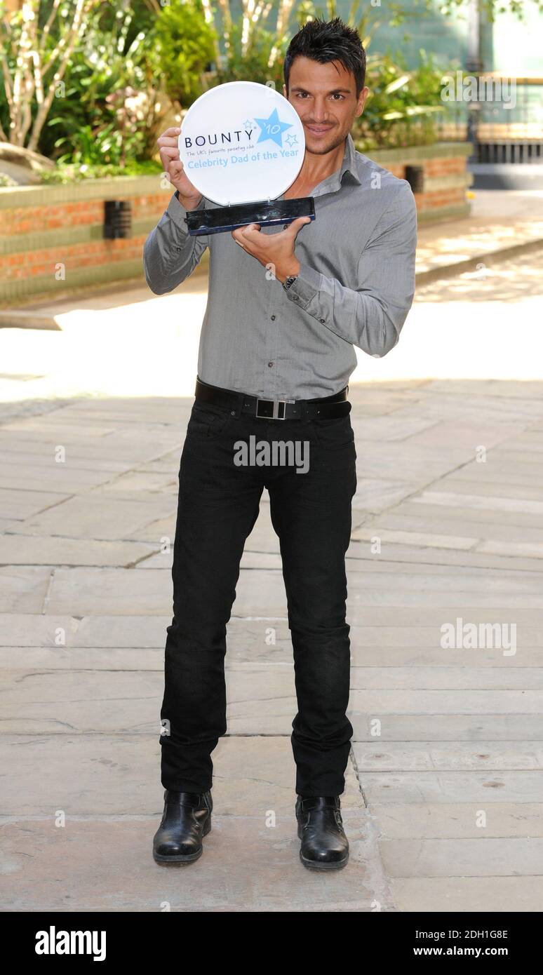 Peter Andre wird zum Bounty Celebrity Dad of the Year 2010, dem Crowne Plaza Hotel, Victoria, London, ernannt. Stockfoto