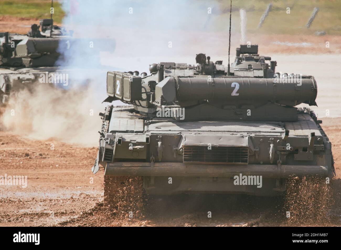 23. August 2020, Kubinka, Russland: Panzerballett moderne russische Panzer auf dem Feld während des Wettbewerbs..der Tag der Eröffnung der Internationalen Armeespiele ''ARMY-2020'', Panzerbesatzungen fand auf den glorreichen sowjetischen T-34 Panzer, die besten Panzer des Zweiten Weltkriegs. Im Jahr 2020 nahmen die Militärabteilungen von 19 Staaten, darunter Weißrussland, Kasachstan, China und Russland, am Wettbewerb Tank Biathlon Teil, dessen Teams mehrere Gewinner und Preisträger des Wettbewerbs waren. (Bild: © Mihail Tokmakov/SOPA Images via ZUMA Wire) Stockfoto