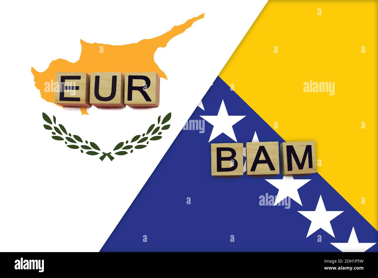 Zypern und Bosnien Währungen Codes auf nationalen Flaggen Hintergrund. Internationales Geldtransferkonzept Stockfoto