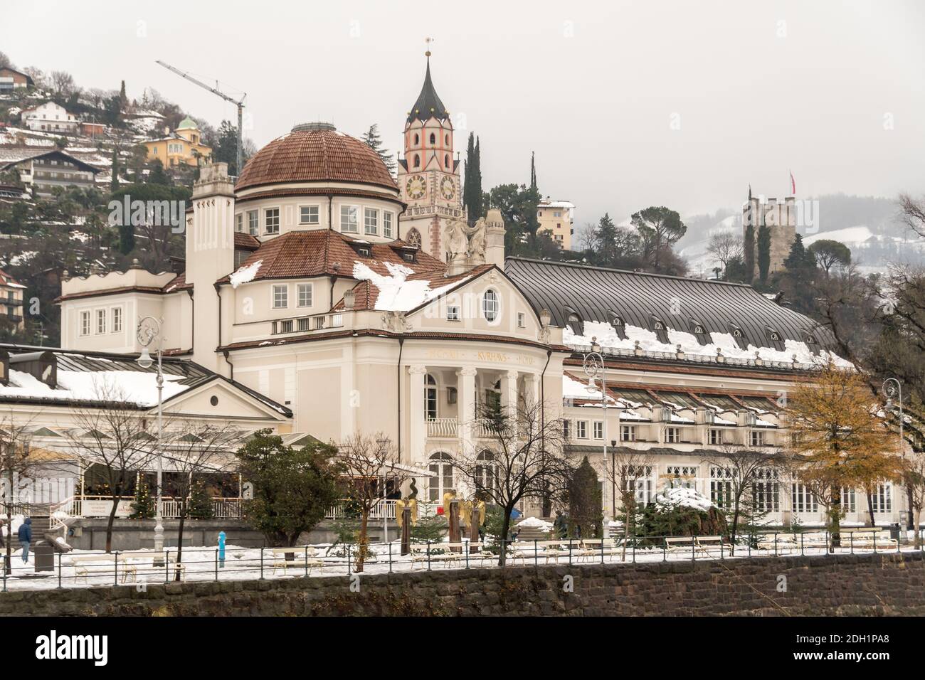 Kursaal oder Kurhaus am Passeggiate (Promenade) mit duomo-Glockenturm Und Pulverturm (Torre Polveriera - Pulverturm) Mit Schnee im Winter - Meran Stockfoto