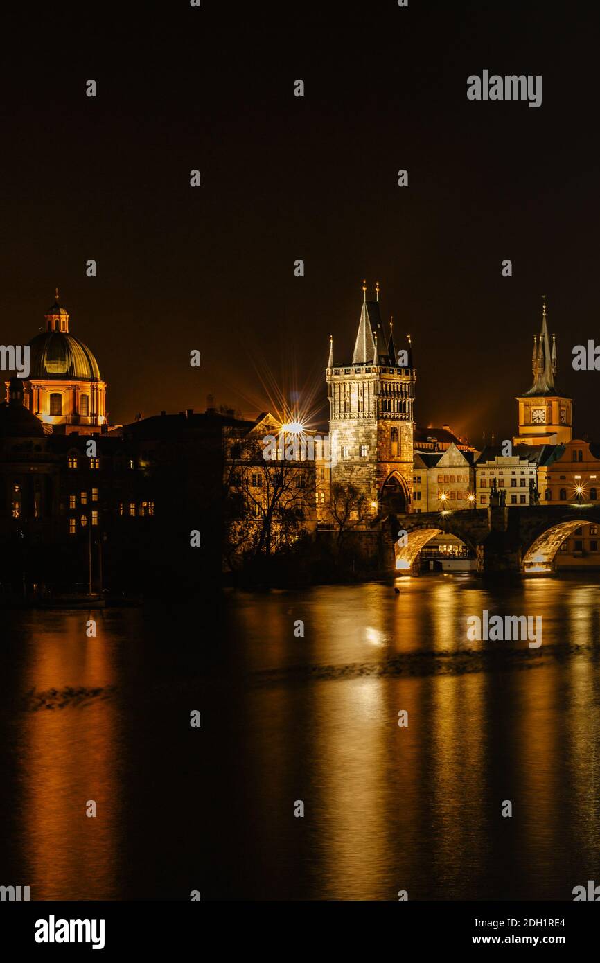 Beleuchtete Karlsbrücke, Karluv spiegelt sich am meisten in der Moldau. Abendpanorama von Prag, Tschechische Republik. Lange Belichtung Stadtlichter.erstaunlich Stockfoto