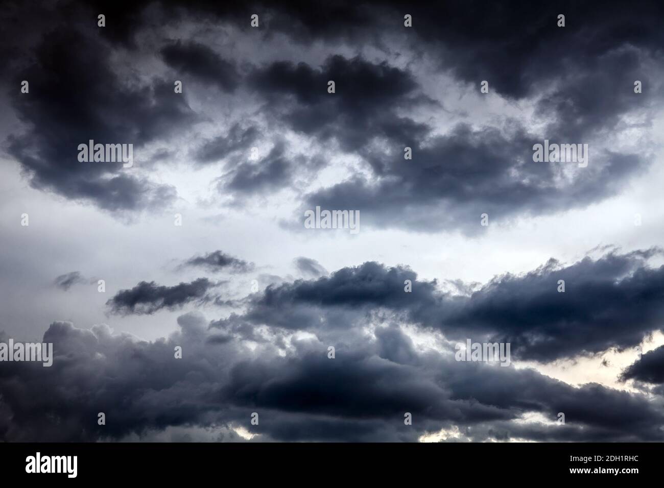 Düstere und dramatische Gewitterwolken Bereich Hintergrund Stockfoto