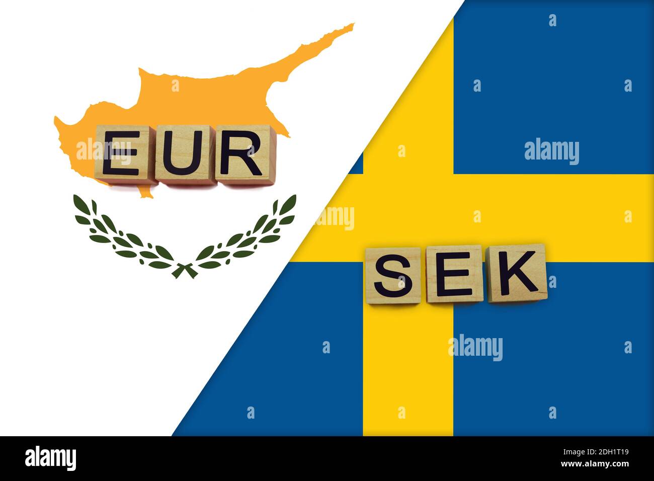 Zypern und Schweden Währungen Codes auf nationalen Flaggen Hintergrund. Internationales Geldtransferkonzept Stockfoto