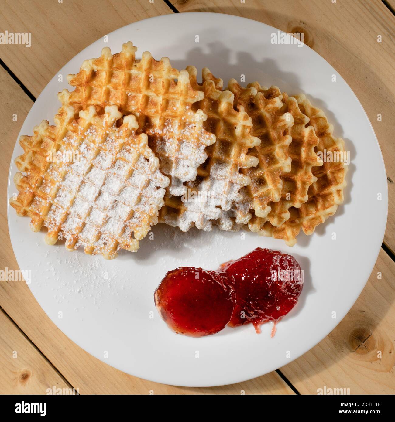 Runde belgische Waffeln auf dem Teller Stockfoto