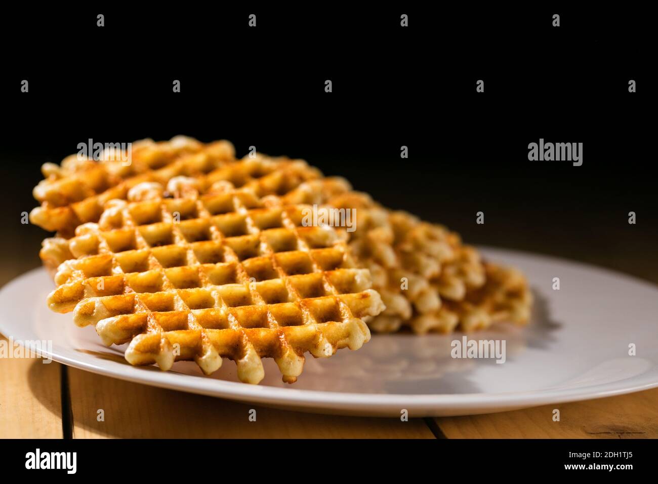 Runde belgische Waffeln auf dem Teller Stockfoto