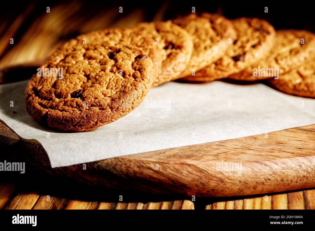 Haferkekse auf Holztisch Stockfoto